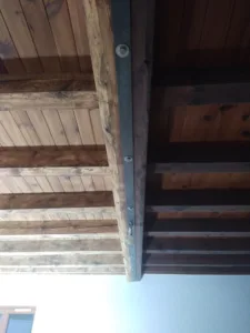 Poutres interieures en bois decapées par aerogommage