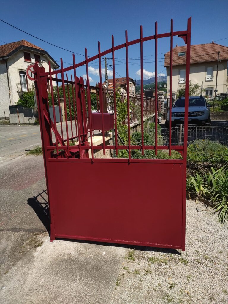 Portail après sablage et anti-rouille
