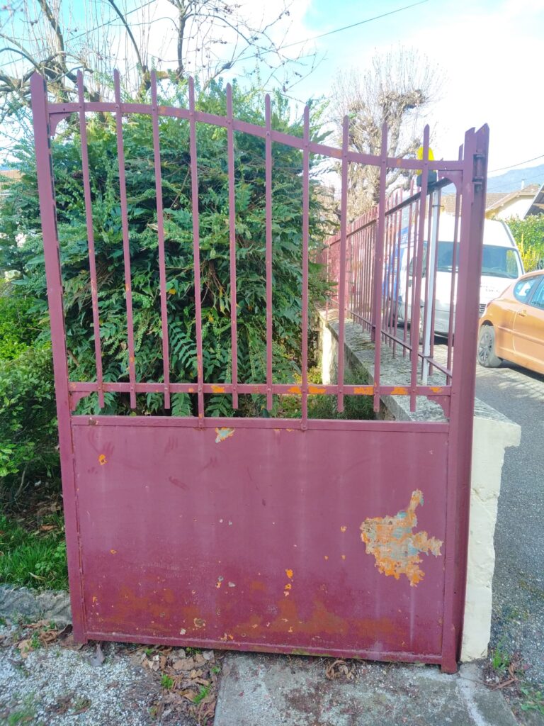Portail en fer forgé rouillé 2